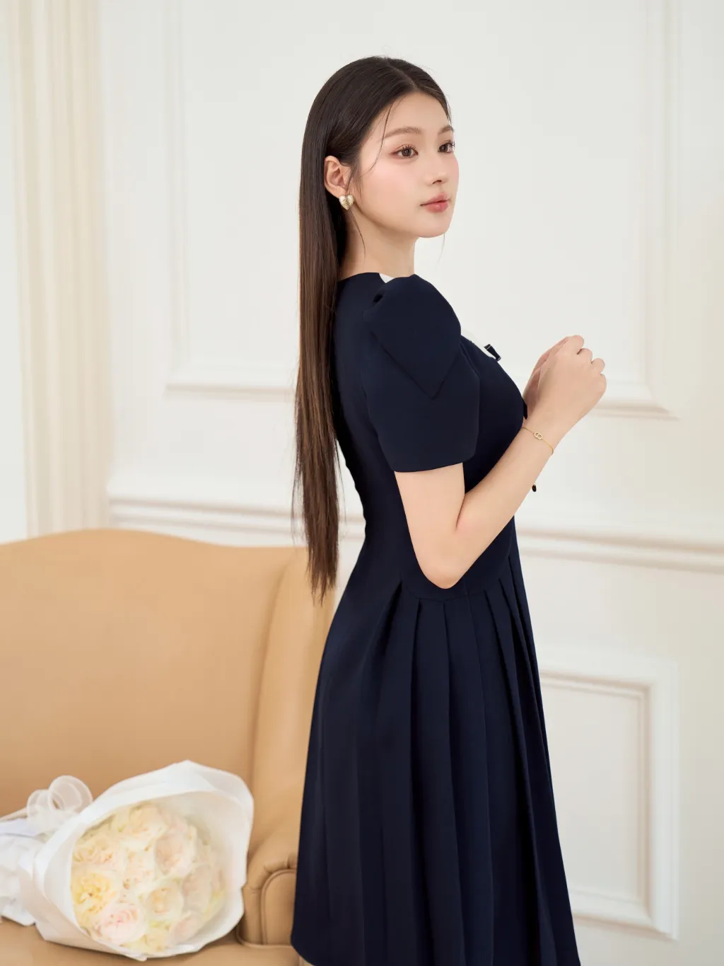 Ảnh Váy nữ dáng A màu xanh than phối cổ tròn màu trắng ngắn tay xếp ly cách điệu đính nơ YAME YV632 4