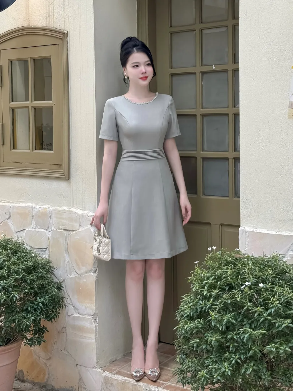 Ảnh Váy nữ dáng A xếp ly eo cổ viền đính đá trang trí ngắn tay vải text ô liu màu xanh YAME AV43 1