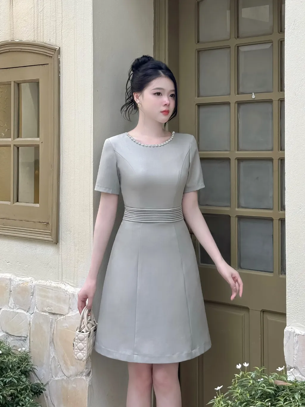 Ảnh Váy nữ dáng A xếp ly eo cổ viền đính đá trang trí ngắn tay vải text ô liu màu xanh YAME AV43 2