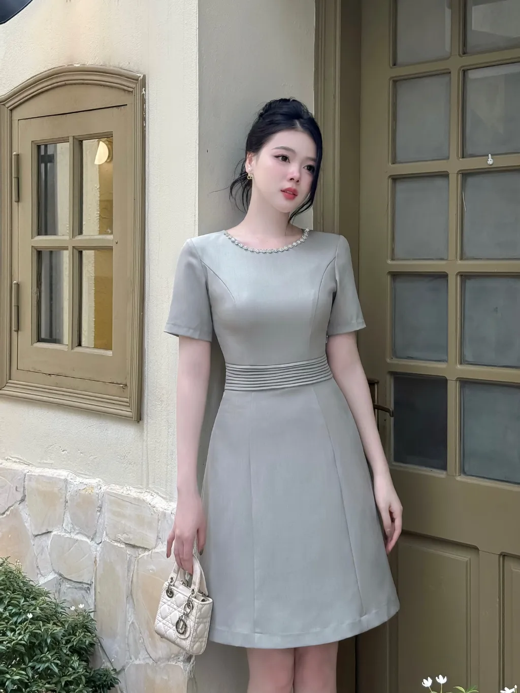 Ảnh Váy nữ dáng A xếp ly eo cổ viền đính đá trang trí ngắn tay vải text ô liu màu xanh YAME AV43 3