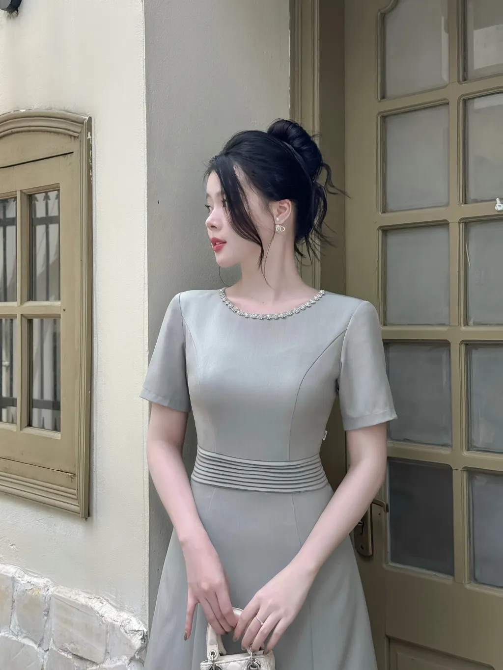Ảnh Váy nữ dáng A xếp ly eo cổ viền đính đá trang trí ngắn tay vải text ô liu màu xanh YAME AV43 4