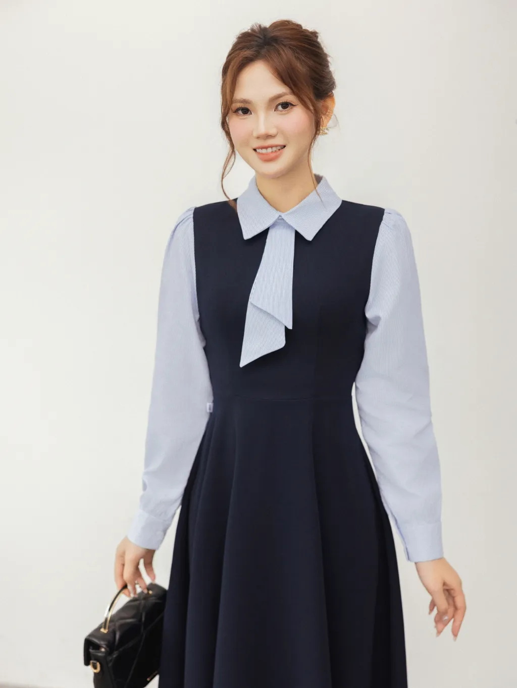 Ảnh Váy nữ dáng dài màu xanh than phối sơ mi kẻ cổ đức dài tay nơ cổ cách điệu YAME YV595 2