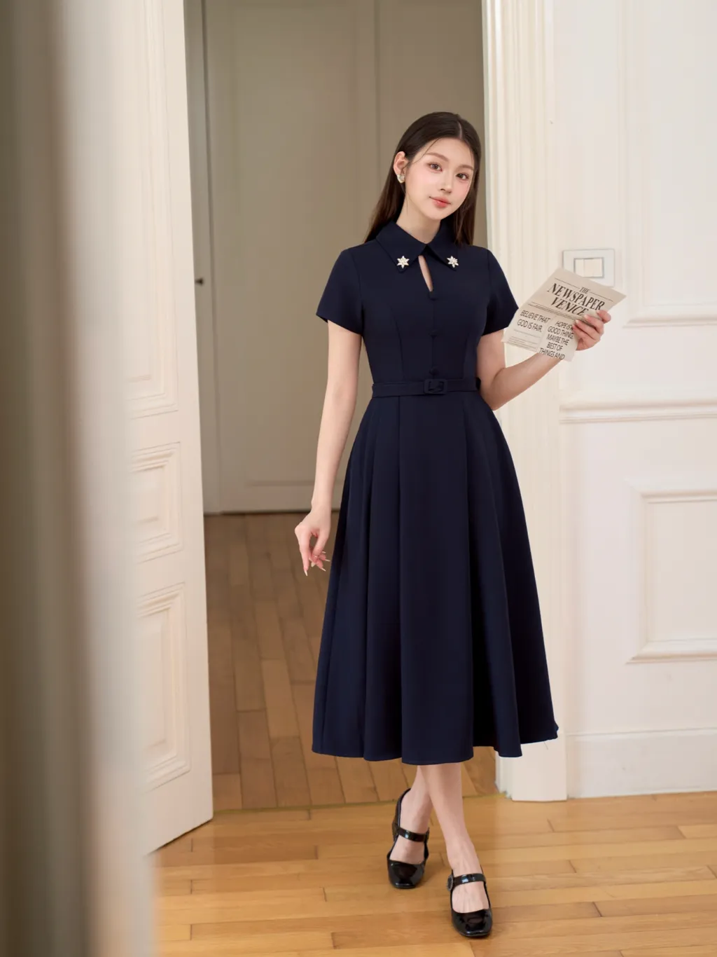Ảnh Váy nữ dáng dài ngắn tay màu xanh & be cổ nhọn đính đá cut-out điểm cúc bọc kèm thắt lưng YAME YV624 3