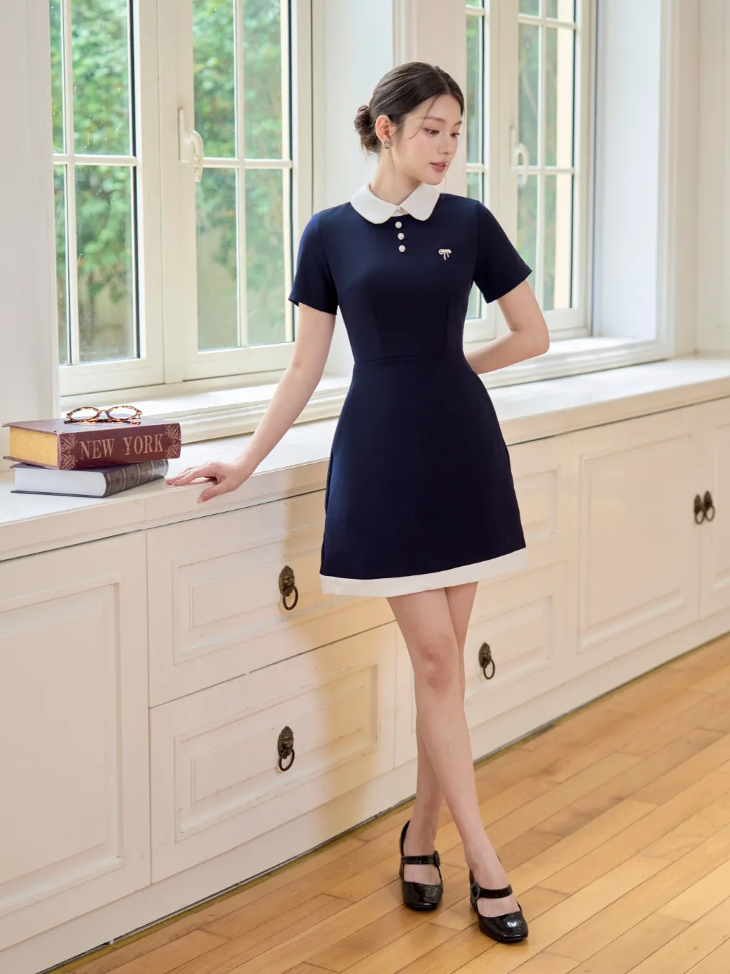 Ảnh Váy nữ dáng ngắn cổ sen ngắn tay phối viền trắng đính cúc ngọc và nơ đá trang trí YAME YV626 1