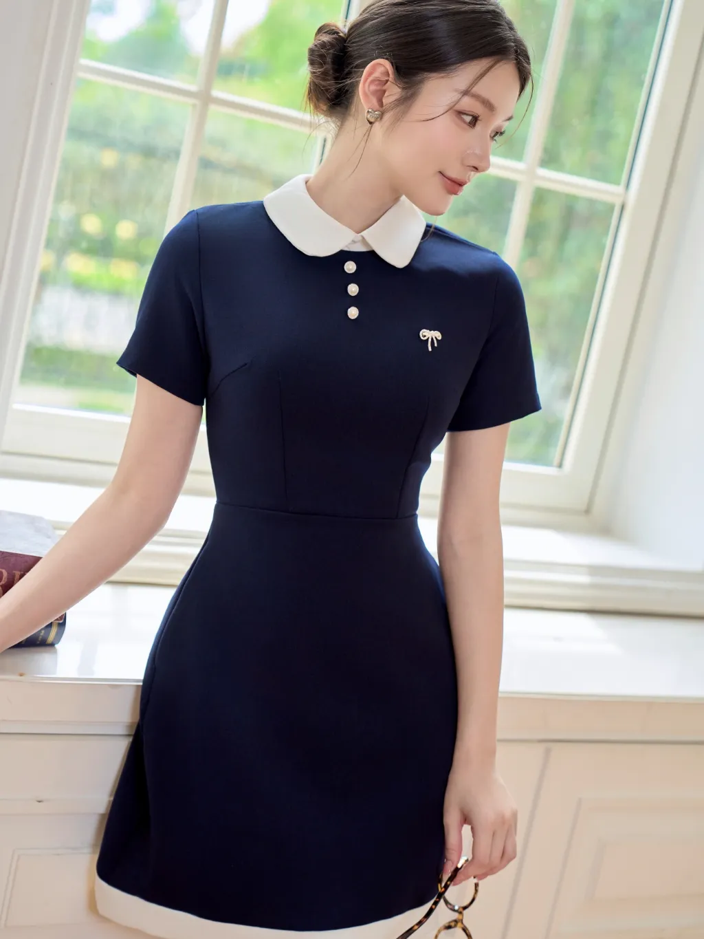 Ảnh Váy nữ dáng ngắn cổ sen ngắn tay phối viền trắng đính cúc ngọc và nơ đá trang trí YAME YV626 3