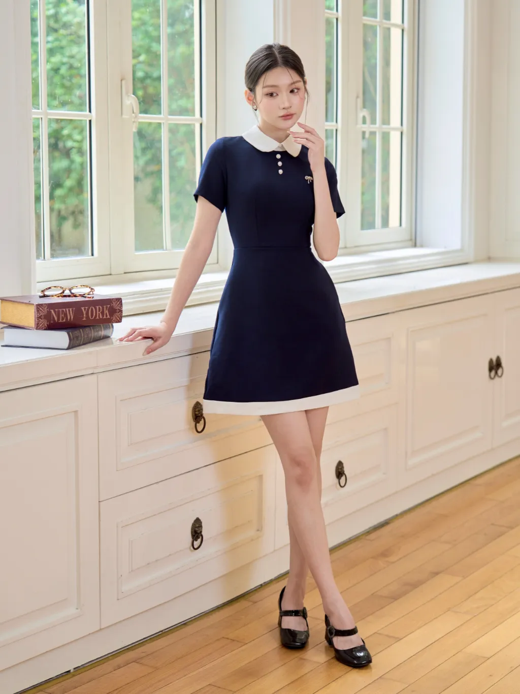Ảnh Váy nữ dáng ngắn cổ sen ngắn tay phối viền trắng đính cúc ngọc và nơ đá trang trí YAME YV626 4