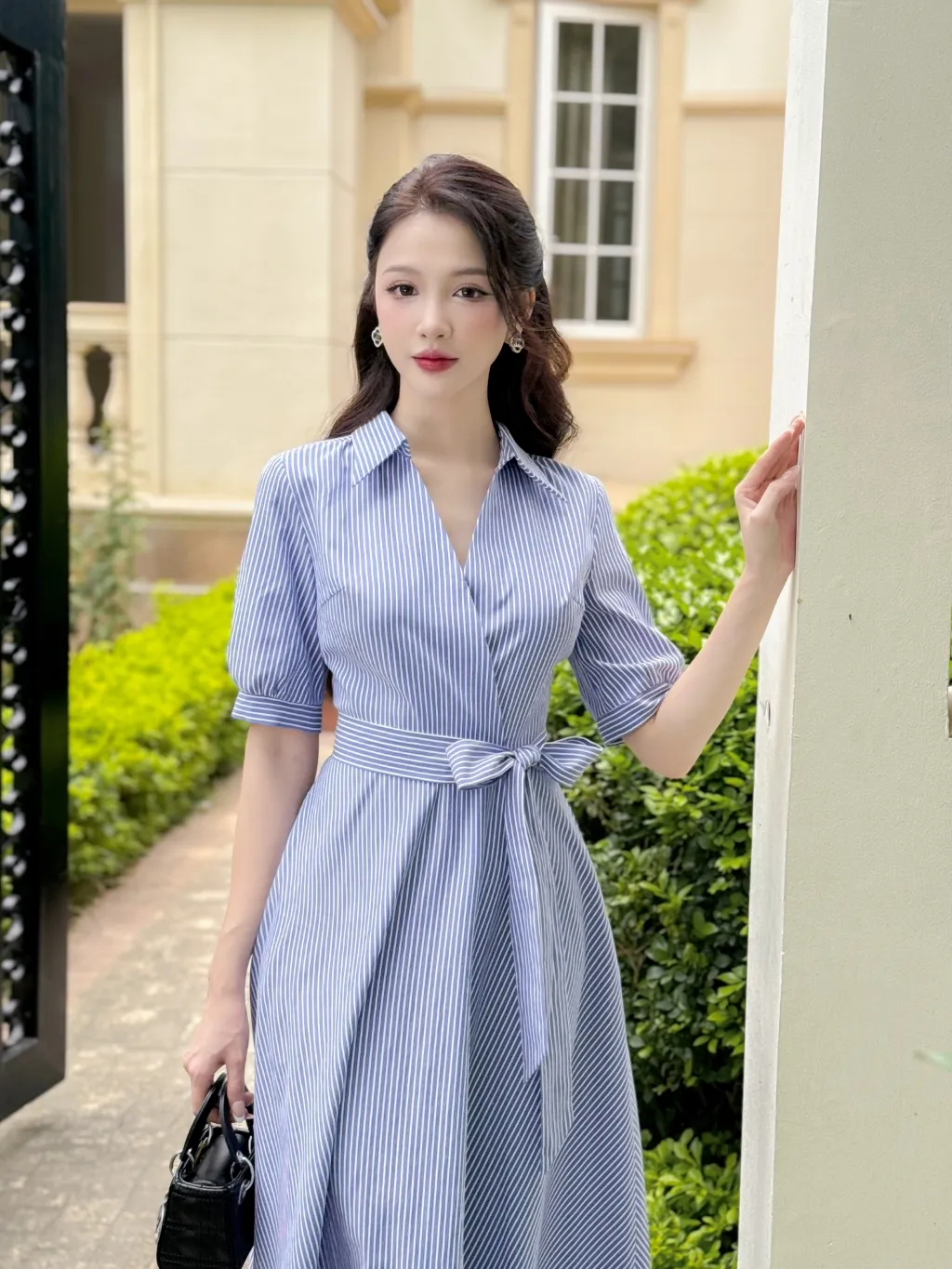 Ảnh Váy nữ dáng xòe cổ đức vạt chéo chất thô kẻ màu xanh thắt nơ eo cách điệu YAME YV381 2