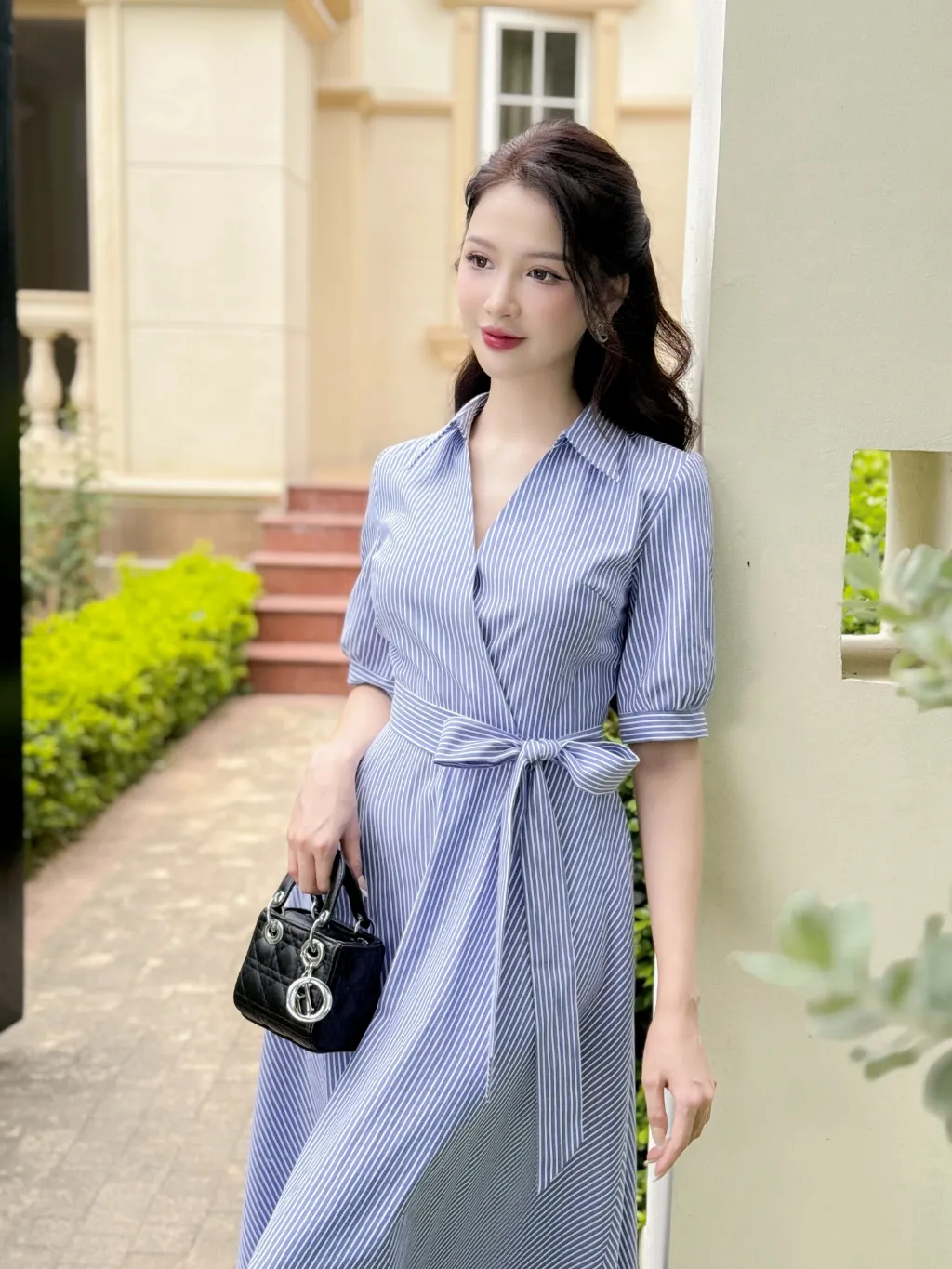 Ảnh Váy nữ dáng xòe cổ đức vạt chéo chất thô kẻ màu xanh thắt nơ eo cách điệu YAME YV381 3