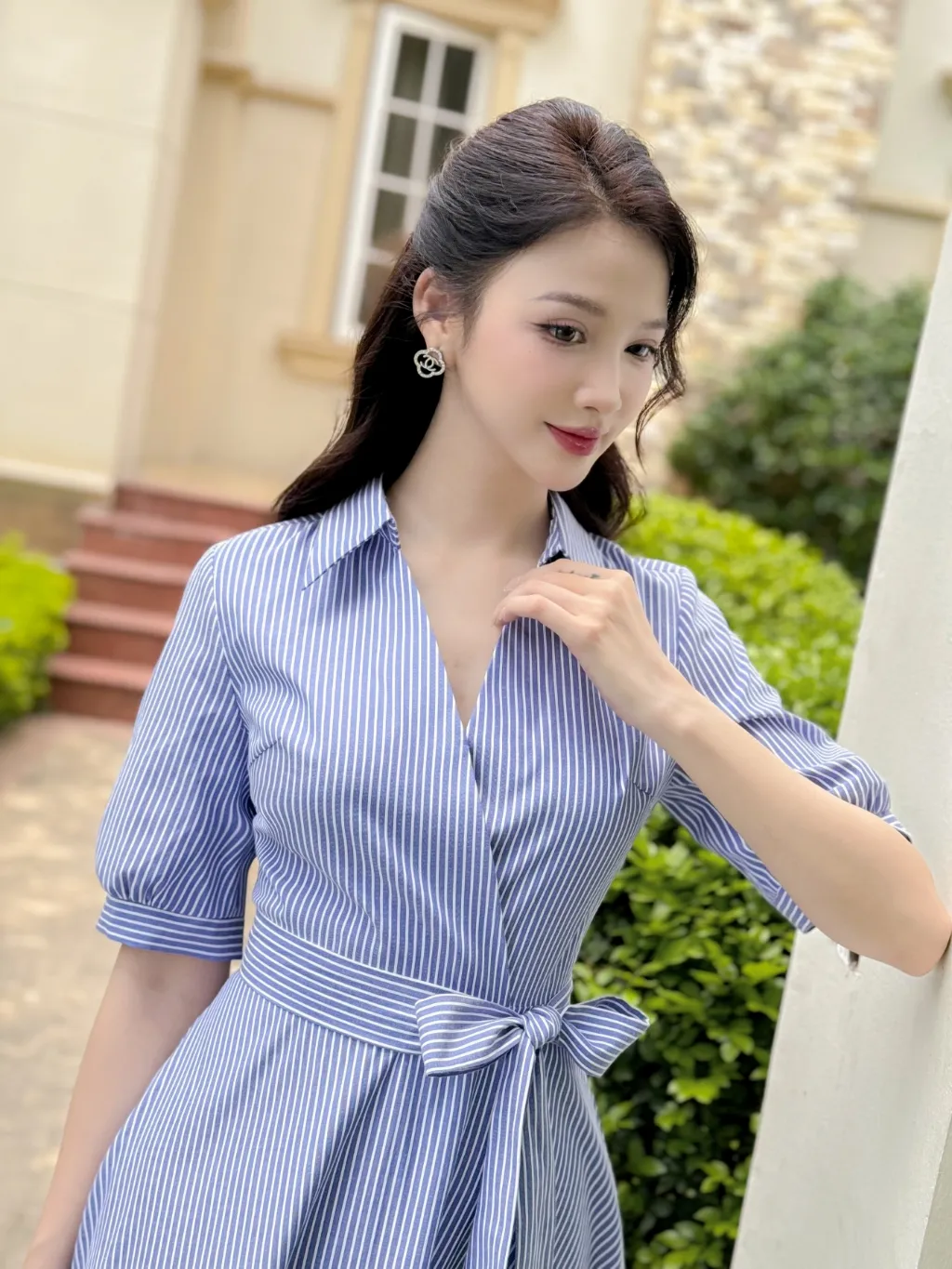 Ảnh Váy nữ dáng xòe cổ đức vạt chéo chất thô kẻ màu xanh thắt nơ eo cách điệu YAME YV381 4