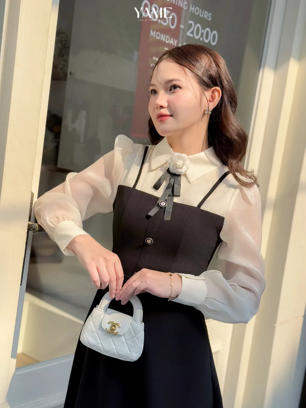 Ảnh Váy nữ dáng yếm xòe màu đen phối tơ óng cổ sơ mi dài tay (không kèm hoa cài) YAME YV551 4