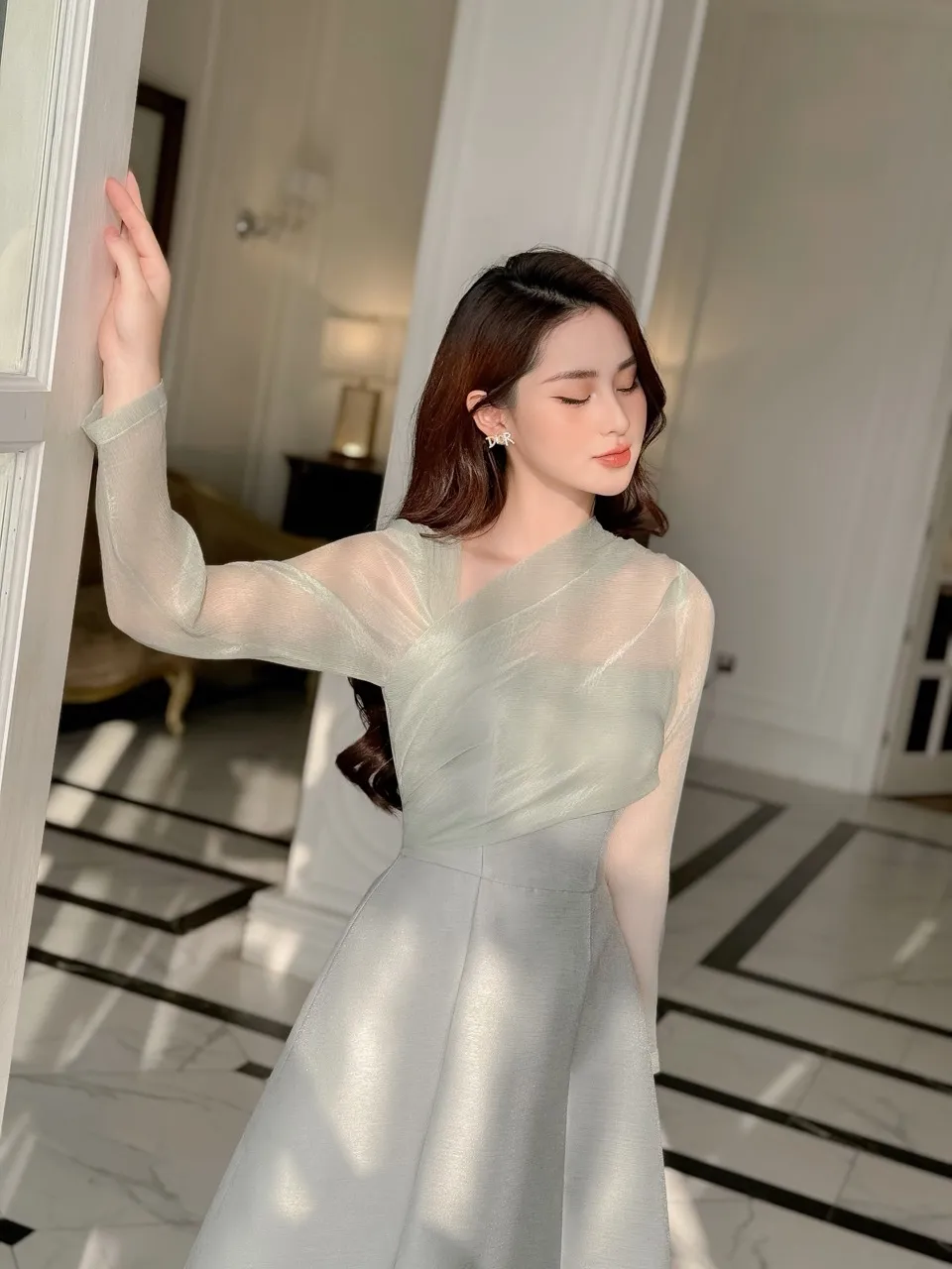 Ảnh Váy nữ thiết kế cao cấp cổ lệch dài tay vải tafta phối tơ sống dáng A tinh tế, thanh lịch YAME YV272 4