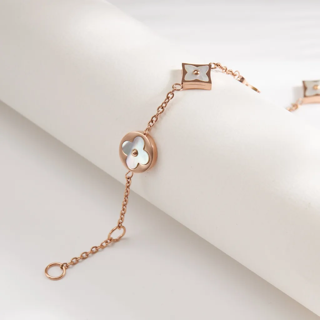 Ảnh Vòng tay nữ CDE Four Leaf Flower Bracelet Rose Gold CDE2020RG 4