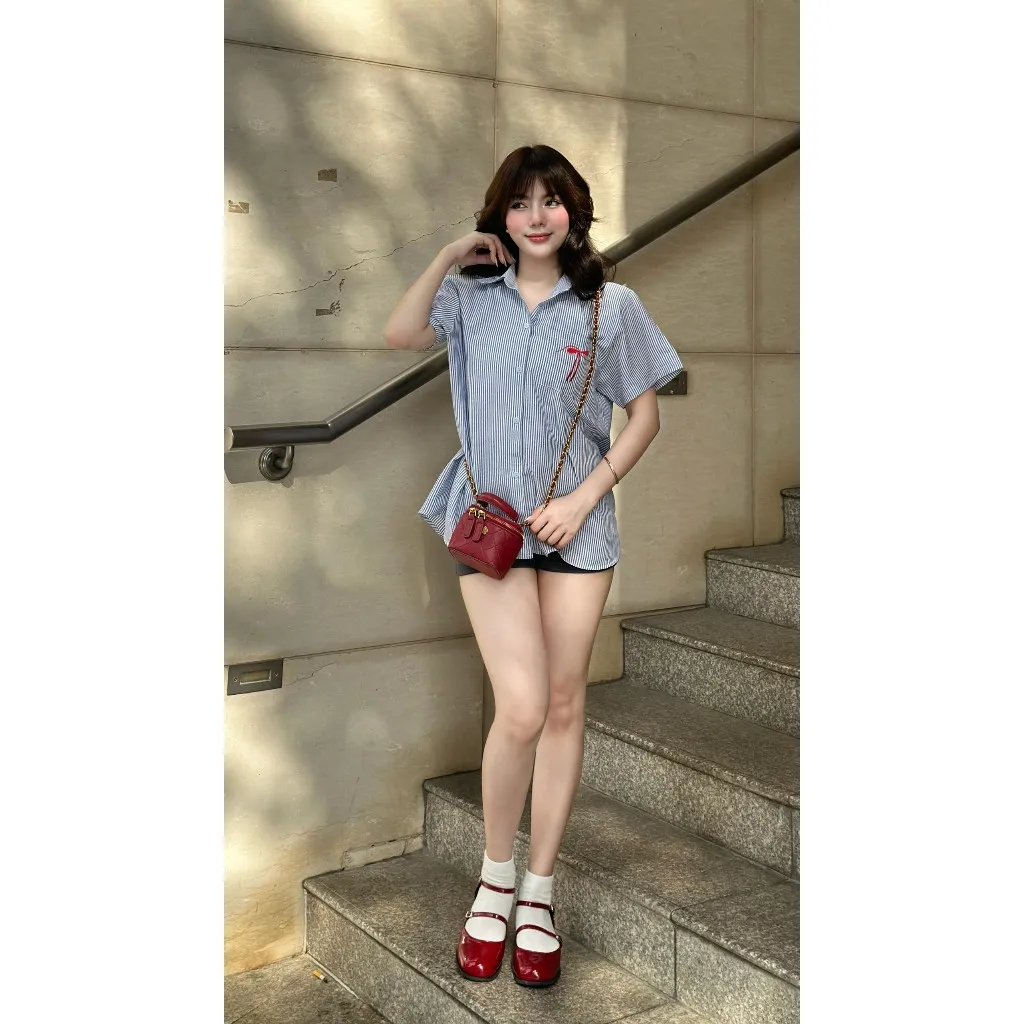 Ảnh YU CHERRY | Áo sơmi nữ form rộng, sơ mi tay ngắn có logo thêu, Bow Embroidery Shirt YA504 1