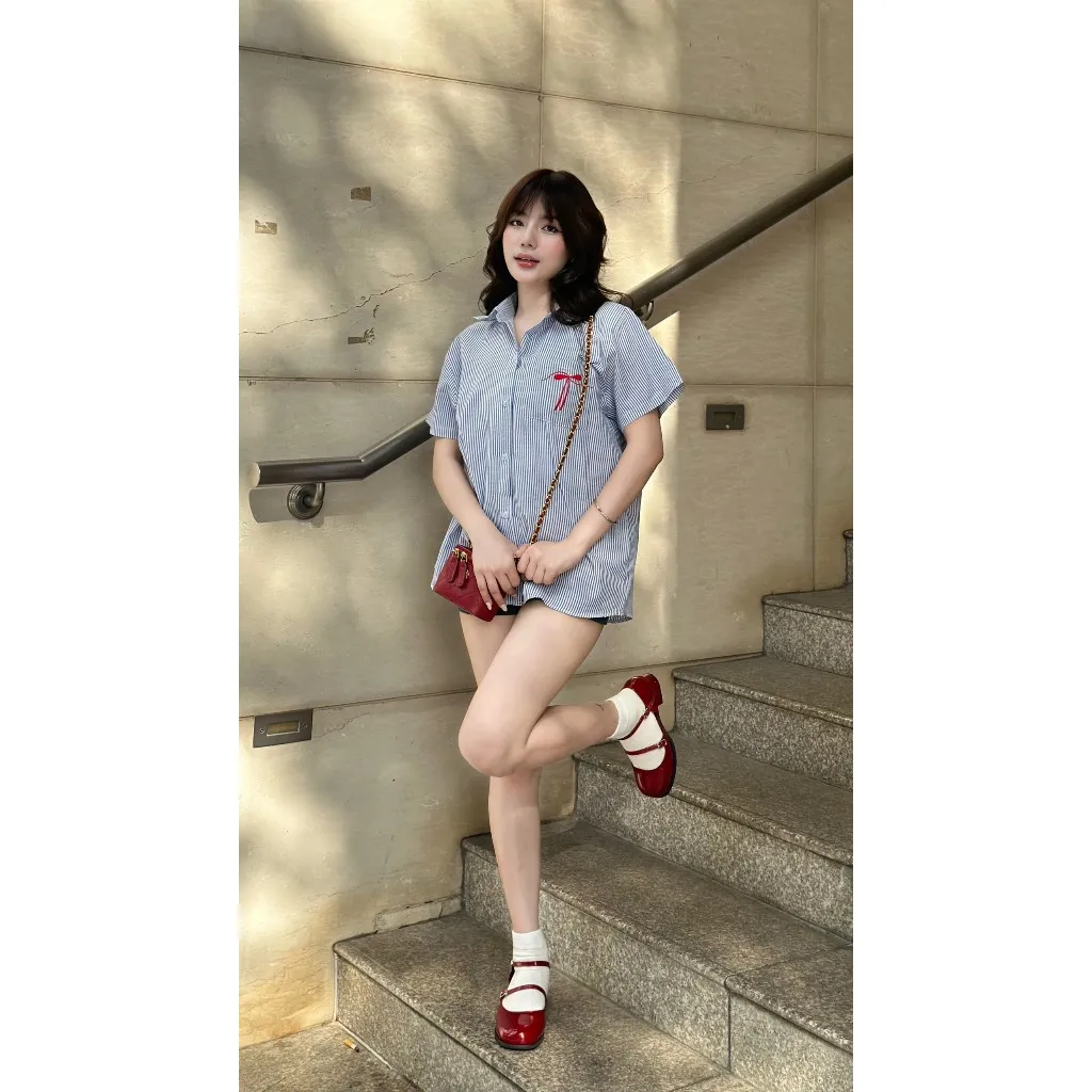 Ảnh YU CHERRY | Áo sơmi nữ form rộng, sơ mi tay ngắn có logo thêu, Bow Embroidery Shirt YA504 3