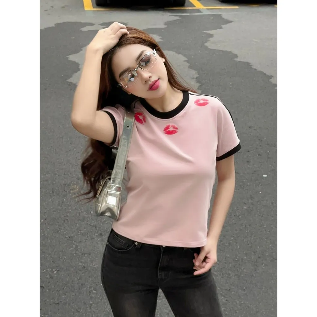 Ảnh YU CHERRY | Áo thun Baby Tee nữ cotton 4 chiều tay ngắn Kisses Babytee YP040 2