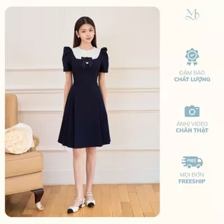 Váy nữ dáng A màu xanh than phối cổ tròn màu trắng ngắn tay xếp ly cách điệu đính nơ YAME YV632