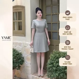 Váy nữ dáng A xếp ly eo cổ viền đính đá trang trí ngắn tay vải text ô liu màu xanh YAME AV43